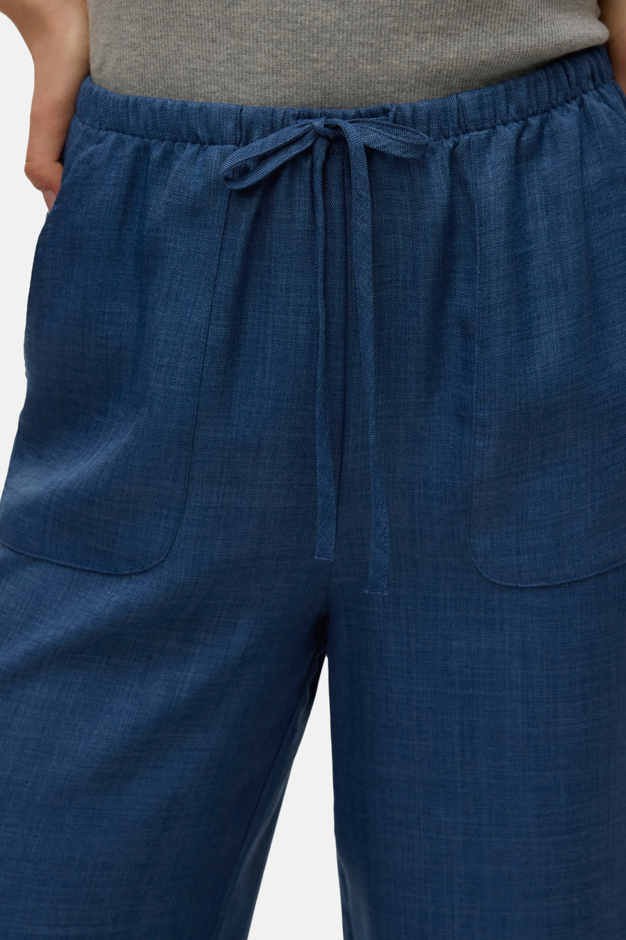 Pantalon coloré bleu par Vero Moda, avec poches avant arrondies et taille élastique à cordon.
