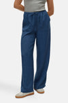 Pantalon coloré bleu par VERO MODA, avec une taille élastiquée à cordon, porté avec un haut gris et des baskets.