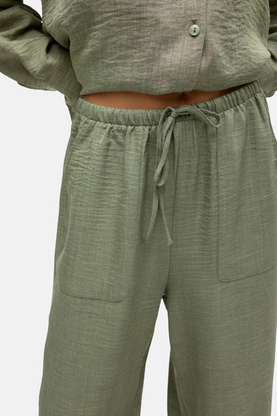 Pantalon coloré vert de VERO MODA, avec cordon de serrage à la taille et poches plaquées.
