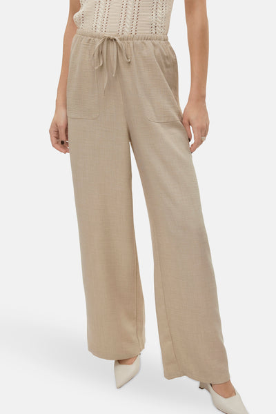 Pantalon coloré beige de VERO MODA, coupe ample avec poches et cordon à la taille.
