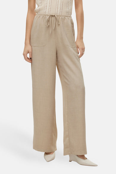 Pantalon coloré beige de VERO MODA, coupe ample avec poches et cordon de serrage à la taille.