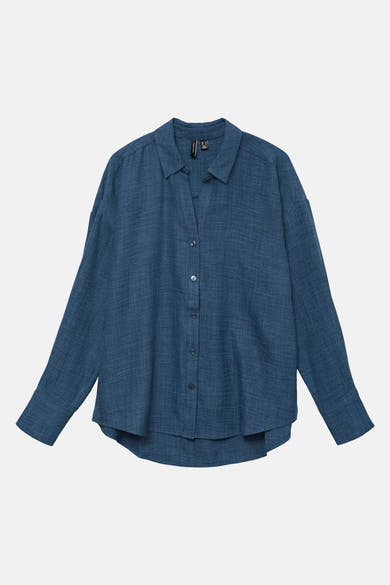 Chemisier bleu à manches longues de VERO MODA, avec fermeture boutonnée et ourlet asymétrique.