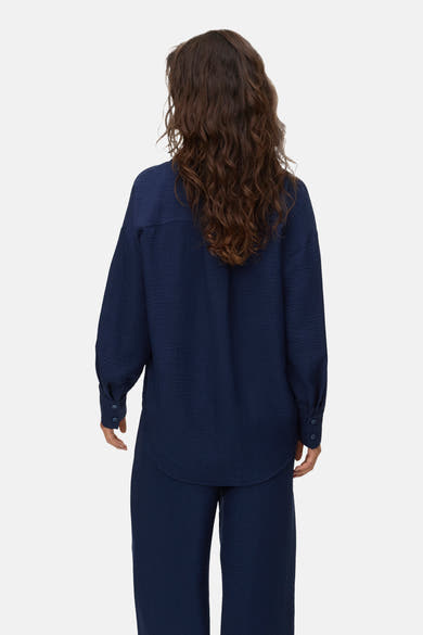 Chemise à manches longues bleue en maille gaufrée de VERO MODA®, vue de dos.