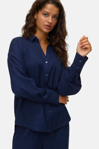 Chemisier à manches longues bleu de VERO MODA® avec texture froissée, boutons assortis et manches bouffantes.