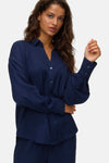 Chemisier à manches longues bleu de VERO MODA® avec texture froissée, boutons assortis et manches bouffantes.
