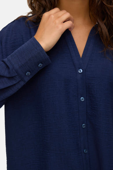 Chemisier bleu à manches longues par VERO MODA®, avec boutons assortis et texture subtile.