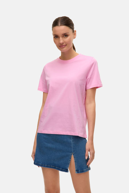 Roze T-shirt met korte mouwen van VERO MODA, gedragen met een blauwe spijkerrok met split.