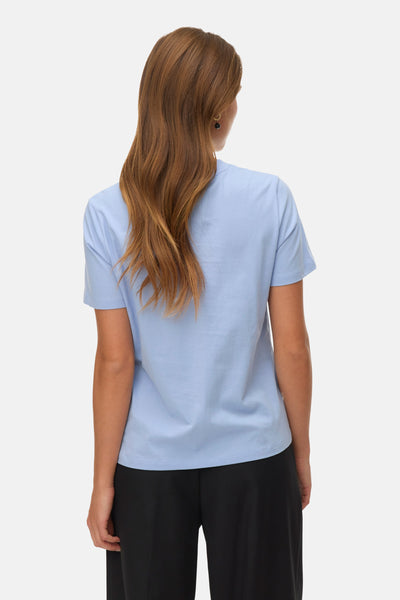 T-shirt à manches courtes bleu de VERO MODA, porté avec un pantalon noir, vue de dos.
