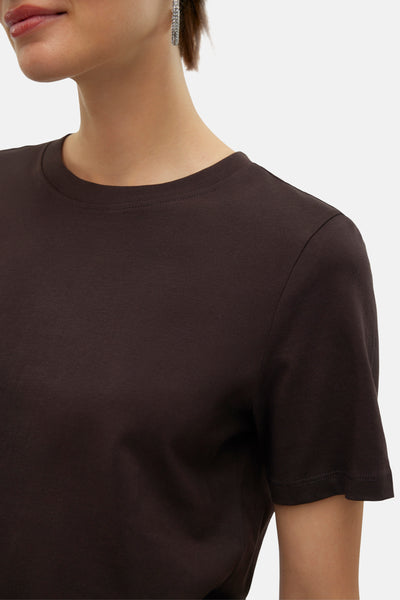 T-shirt marron à manches courtes de Vero Moda, avec un col rond classique et coupe droite.