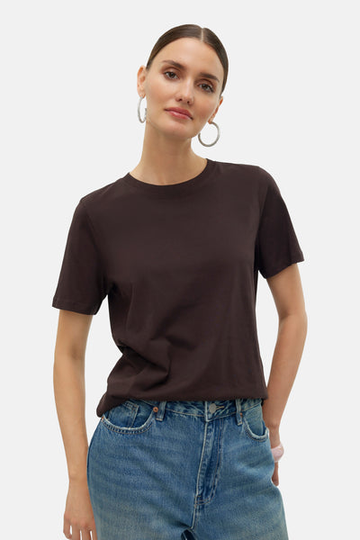T-shirt brun à manches courtes de Vero Moda, porté avec un jean bleu et des boucles d'oreilles argentées.