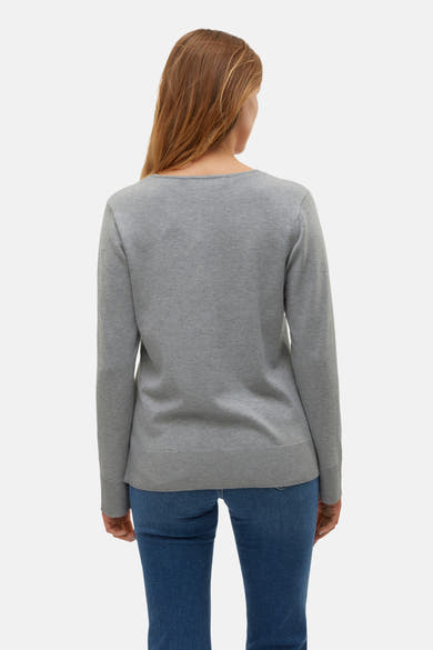 Pull gris à col en V de VERO MODA®, vu de dos, porté avec un jean bleu.
