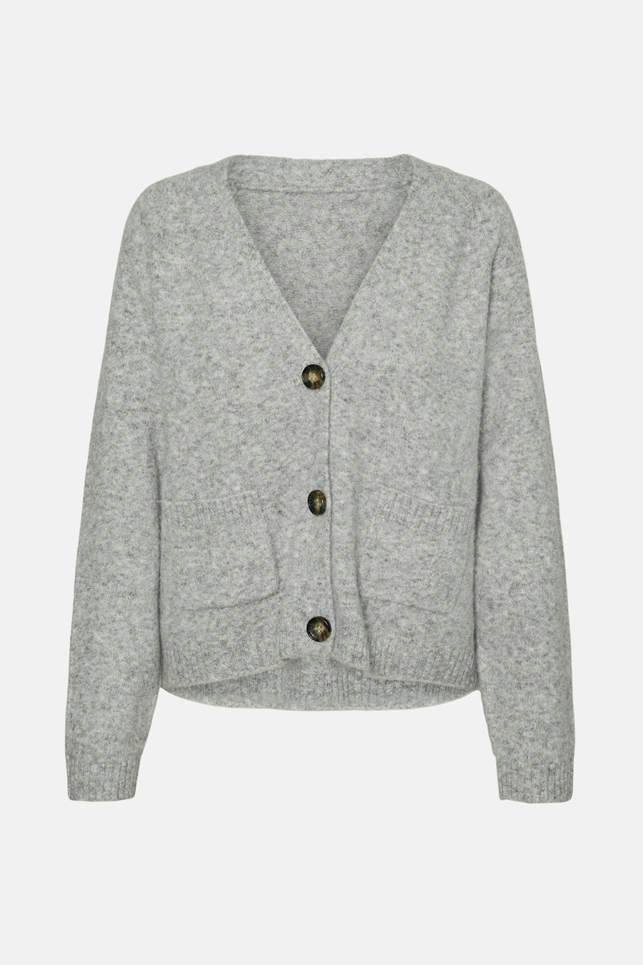 Cardigan gris en maille du VERO MODA, avec une coupe décontractée, poches plaquées et fermeture boutonnée.
