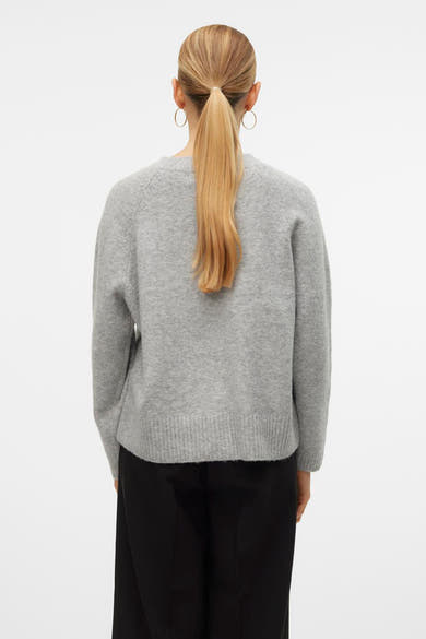 Cardigan gris en maille, de VERO MODA, avec une texture douce et coupe droite.