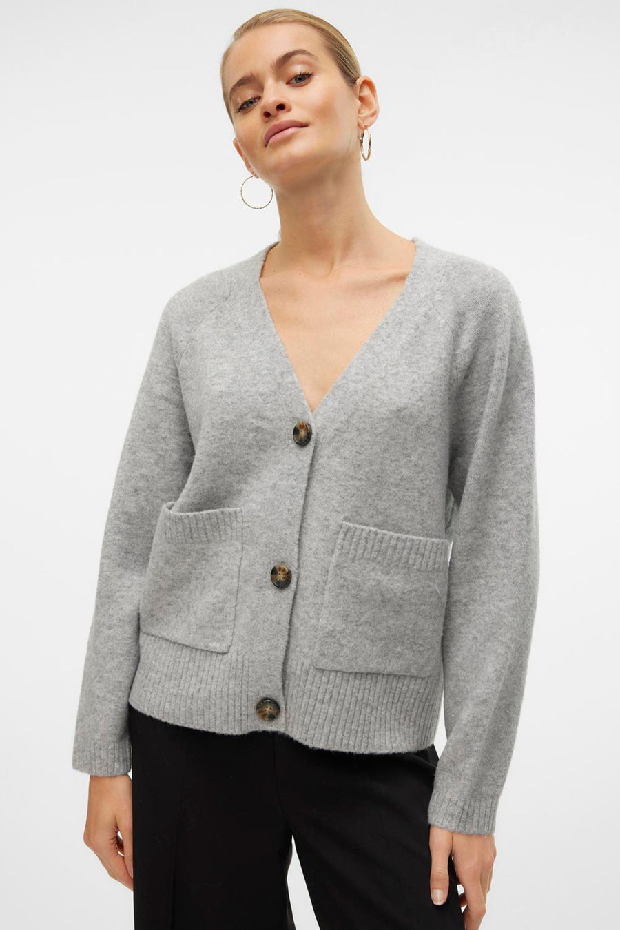 Cardigan gris par VERO MODA, avec des poches plaquées et boutons marron.
