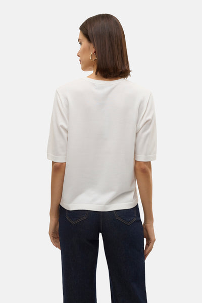Witte ronde nekpullover van VERO MODA, gedragen met een donkergroene jeans, rugweergave.