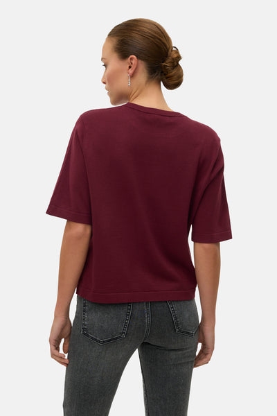 Pull à col rond bordeaux de VERO MODA, porté avec un jean gris délavé, vue de dos.