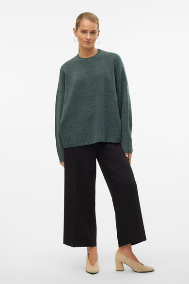 Rondearmakkek groen VERO MODA, gedragen met een brede zwarte broek en beige escarpins.