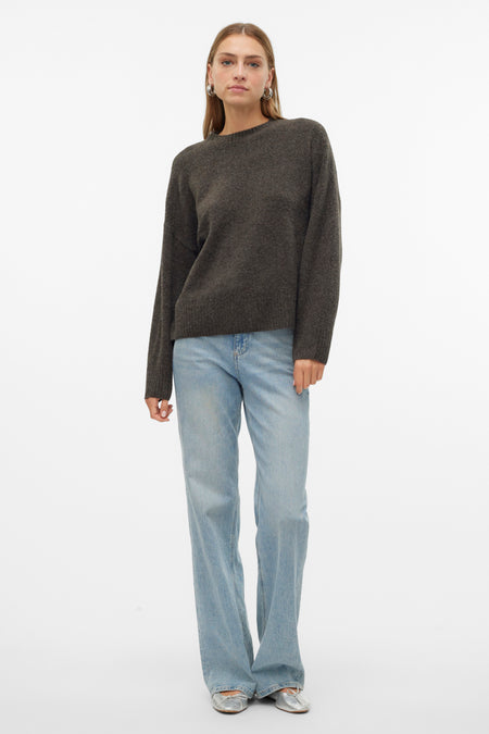 Pull à col rond brun de VERO MODA, porté avec un jean bleu clair et des ballerines argentées.
