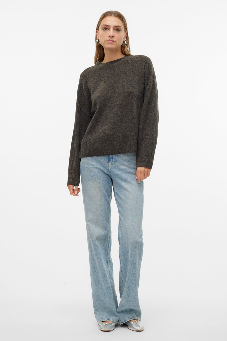 Pull à col rond brun de VERO MODA, porté avec un jean bleu clair et des ballerines argentées.