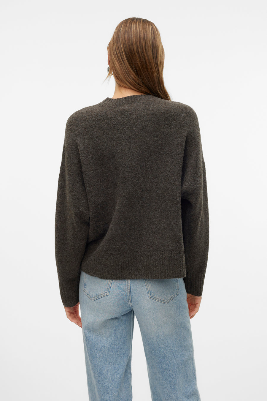 Pull à col rond brun de VERO MODA, vue de dos, porté avec un jean bleu clair.
