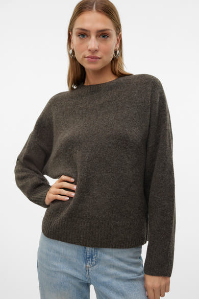 Pull à col rond brun de VERO MODA, porté avec un jean bleu clair et des boucles d'oreilles argentées.
