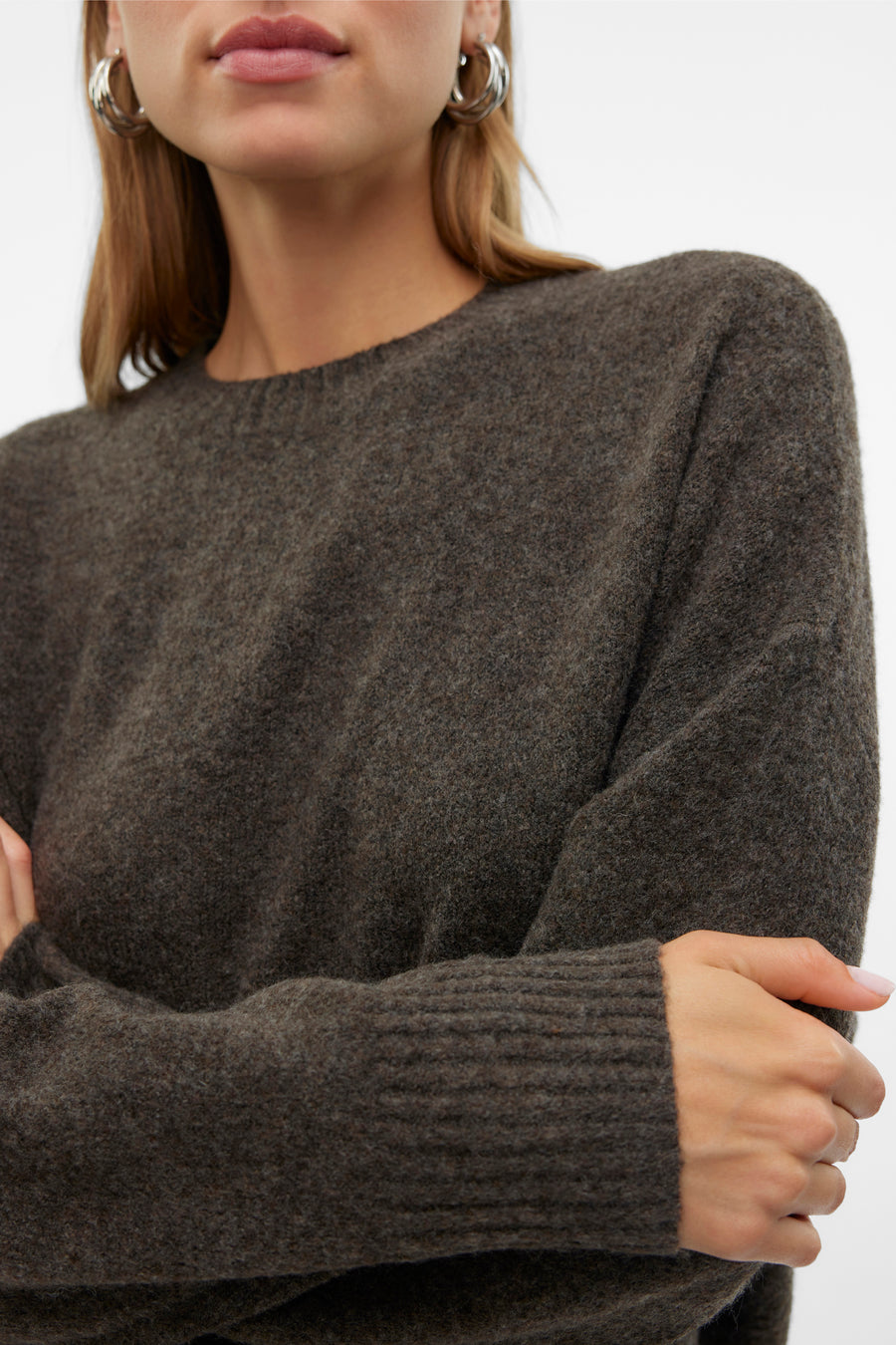 Pull col O brun de VERO MODA, avec manches longues et texture douce.