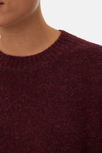 Bordeaux ronde hals trui van Vero Moda, in pluizige gebreide stof.