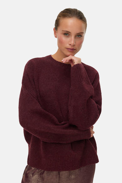 Bordeaux ronde hals trui van Vero Moda, gedragen met een glanzende bronzen broek.