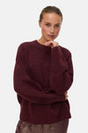 Bordeaux ronde hals trui van Vero Moda, gedragen met een glanzende bronzen broek.