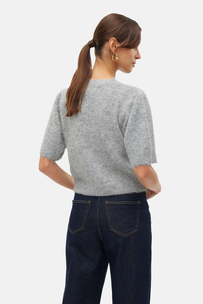 Grijze trui met ronde hals van Vero Moda, gedragen met een donkerblauwe jeans.