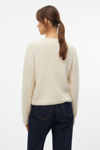 Pull à col rond écru de VERO MODA, porté avec un jean bleu foncé, vue de dos.