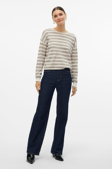 Pull col rond beige par VERO MODA, à rayures horizontales, porté avec un jean et des bottines noires.
