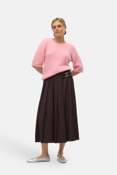 Rode trui van Vero Moda, gedragen met een gerimpde bruine rok met decoratieve tailleband.