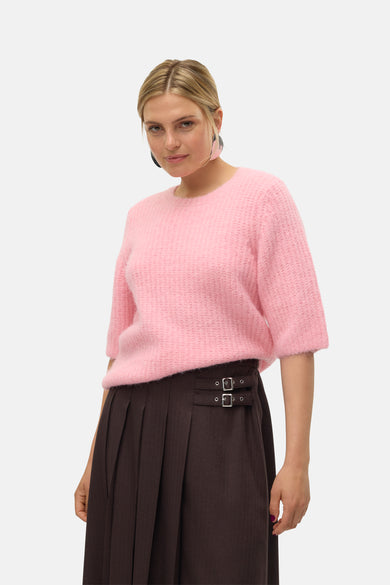 Rode trui van VERO MODA, gedragen met een gerimpelde bruine rok met oorbelletjes.
