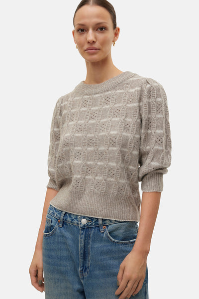 Beige ronde hals trui van VERO MODA, met ajourpatroon, gedragen met een casual spijkerbroek.