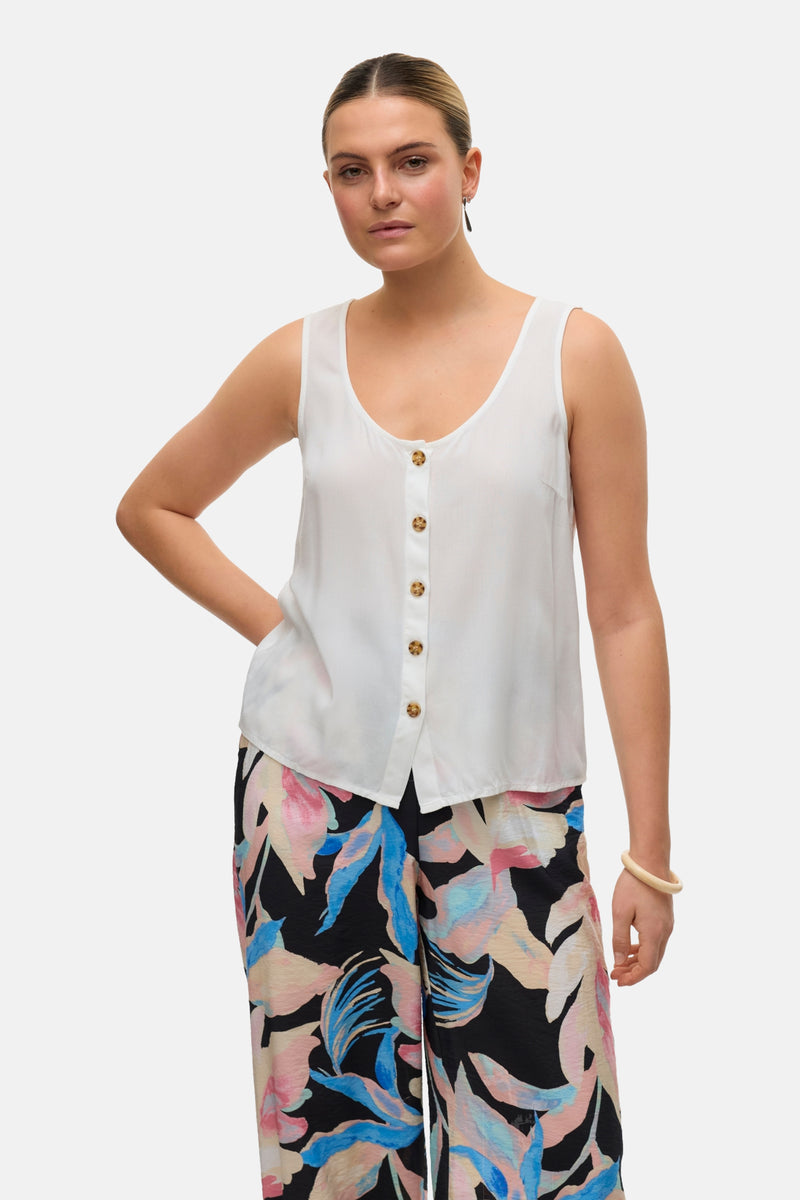 Wit overhemd met lange mouwen van VERO MODA®, met een rij knopen en bloemenpatroon op de broek.