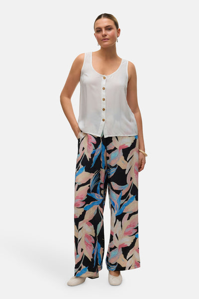 Chemisier blanc à manches longues de VERO MODA®, avec une rangée de boutons et motif floral sur le pantalon.
