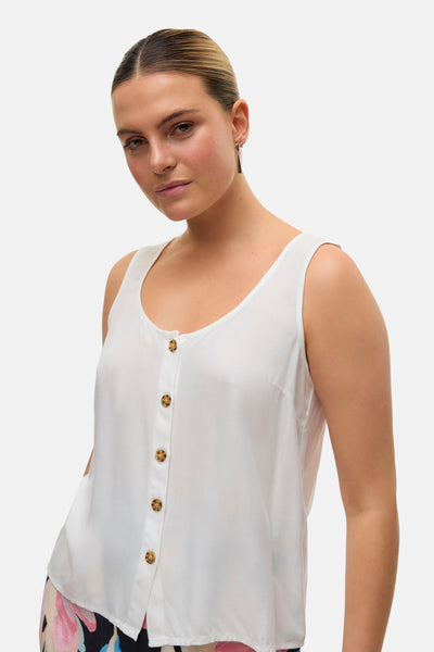 Chemisier blanc à manches longues de VERO MODA orné de boutons sur le devant.
