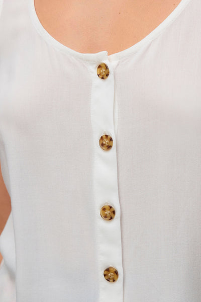 Chemisier blanc à manches longues de VERO MODA, détail de boutons sur le devant.