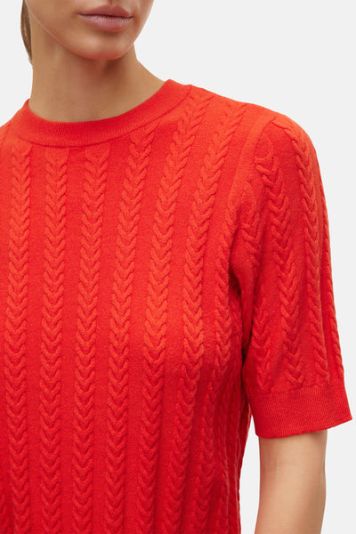 Rode rondehals trui van VERO MODA®, met een verticaal gevlochten patroon aan de voorkant.