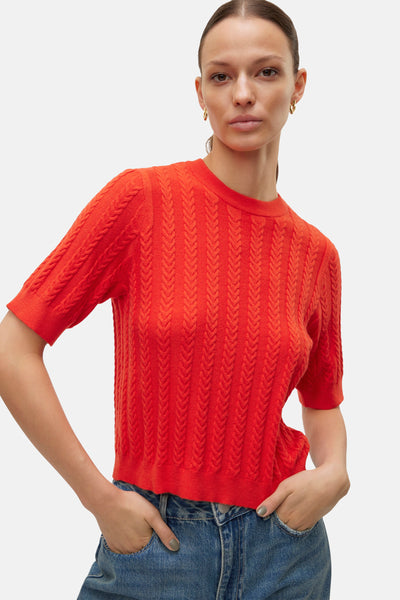 Rode trui met ronde hals van VERO MODA met een verticaal kabelpatroon en stijlvolle details.