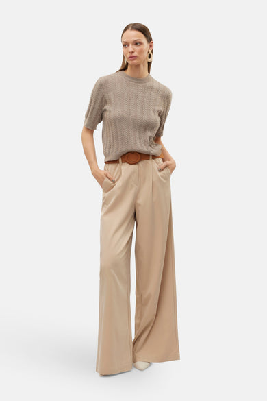 Bruine ronde halspull VERO V MODA met torsadmot,,,dragen een een beige hoge taille pantalon en een riem.