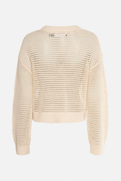 Pull écru à col rond de VERO MODA, en maille ajourée, coupe courte, vue de dos.
