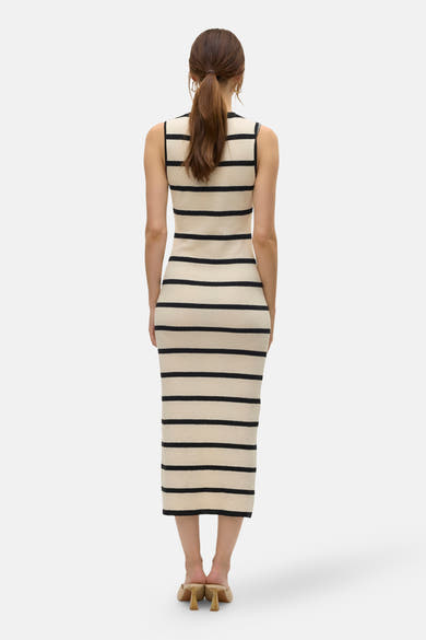 Zwart-crème gestreepte jurk van VERO MODA®, met aansluitende pasvorm en midi-lengte, van achteren gezien.