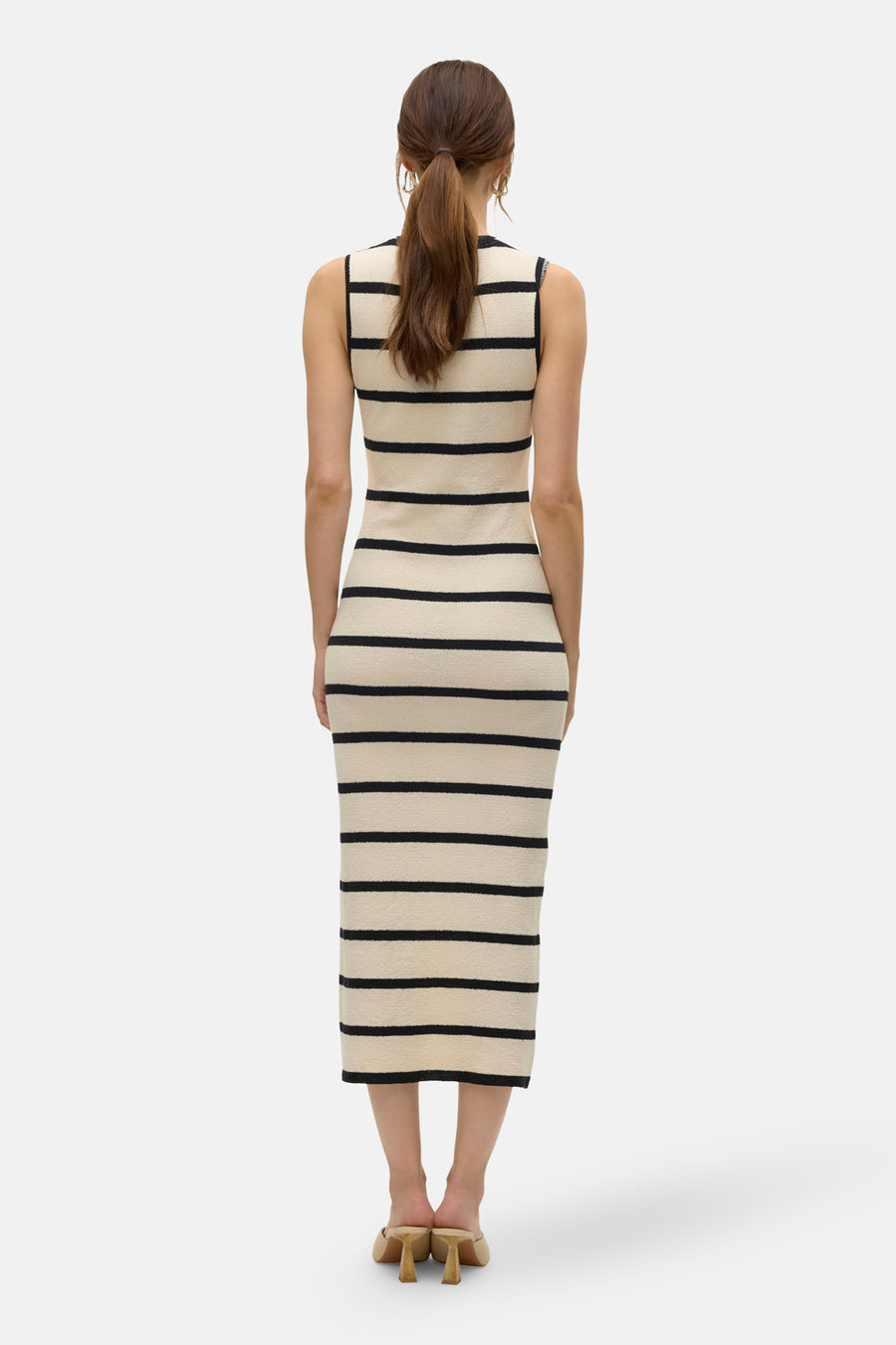 Zwart-crème gestreepte jurk van VERO MODA®, met aansluitende pasvorm en midi-lengte, van achteren gezien.