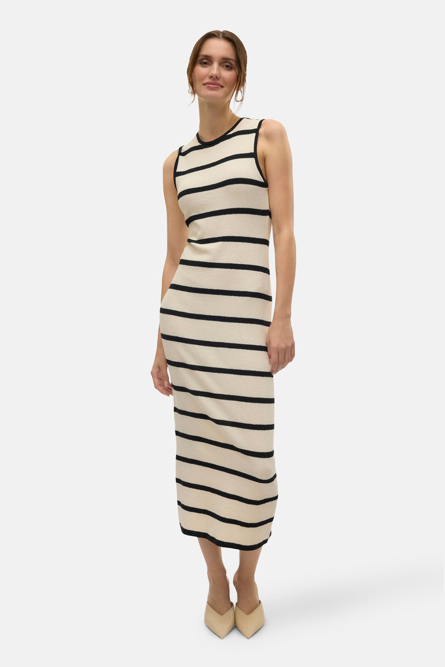 Zwart-crème gestreepte jurk van VERO MODA, midi-lengte, gedragen met neutrale schoenen.