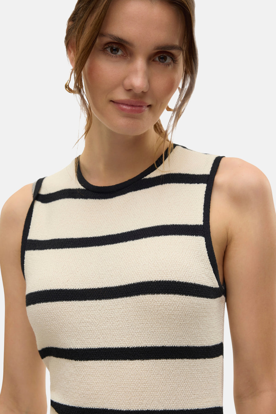 Zwarte jurk met strepen van VERO MODA, gebreid, gedragen met gouden oorbellen, vooraanzicht.