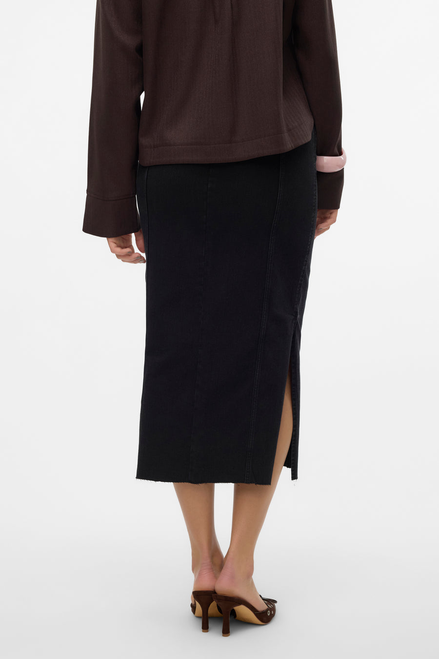 Zwarte lange spijkerrok van VERO MODA, met split en bruine hoge hakken.