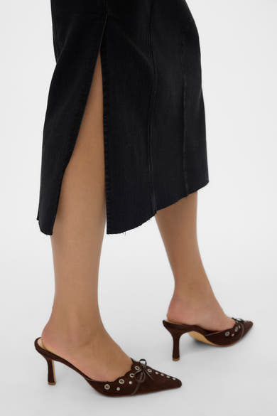 Zwarte lange spijkerrok van VERO MODA met een zijsplit en een rafelzoom.