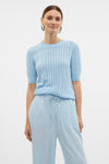 Blauwe trui met ronde hals van VERO MODA, met uitgesneden details en korte mouwen, gedragen met een blauwe broek.